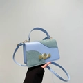Lichtblauwe crossbodytas met groenblauw krokodillenpatroon en gouden golfsluiting - Blauw