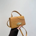 Sac bandoulière marron en similicuir avec texture croco et boucle en métal doré - Marron