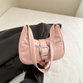 Bolso medialuna rosa con hebilla de metal plateado y detalles de cremallera - Rosa