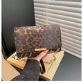 Detalle del bolso con estampado de leopardo, hebilla dorada y correa de cadena - Leopardo Marrón Oscuro