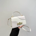 Sac à main carré crème chic avec cuir gaufré croco et fermoir à boucle dorée - Blanc
