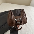 Bolso medialuna marrón oscuro con cremalleras plateadas y hebilla de metal - Marrón