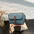 Umhängetasche in Dunstblau mit braunem Lederbesatz und litchi-artiger Lederstruktur - Blau