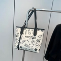 Bolso tote grande con estampado de grafiti blanco y negro y asas negras delgadas - Negro