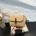 Beige Umhängetasche mit Litschi-Muster, braunem Lederriemen und goldener Hardware - Khaki