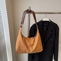 Bolso tote de lona marrón con correa de cuero ajustable y detalle de borla decorativa - Naranja