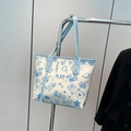 Elegante bolso tote crema con estampados de graffiti azul y correa ajustable - Azul