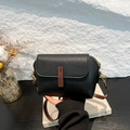 Sac bandoulière en cuir noir grainé avec bandoulière marron et détails dorés - Noir Type 2