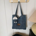 Minimalistische marineblaue Denim-Tragetasche mit weißem Plüsch-Anhänger und Lederetikett - Ohne Anhänger / Stil 1 Hellblau Reißverschluss