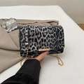 Bolso bandolera con estampado de leopardo monocromático y hebilla dorada - Estampado de Leopardo Negro