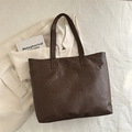 Bolso tote grande marrón oscuro minimalista con acabado de cuero de grano fino - Marrón