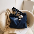 Grote donkerblauwe denim shopper met wit borduursel en een wolk vormige hanger - Stijl 2 Rits (Zonder Hanger) / Donkerblauw