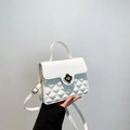 Elegante bolso bandolera blanco con textura acolchada y hebilla metálica de flor - Blanco