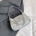 Sac sous le bras motif marbre argenté avec boucle papillon et doubles chaînes - Argenté