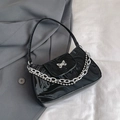 Sac croissant à motif marbre noir avec breloque papillon argentée et bandoulière - Noir