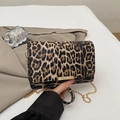 Bolso bandolera con estampado de leopardo, cadena dorada y detalles metálicos modernos - Leopardo Marrón Claro