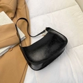 Bolso de hombro chic en ecocuero plisado negro con elegantes detalles metálicos dorados - Negro