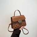 Bolso bandolera de cuero marrón con diseño acolchado y cierre de trébol dorado - Marrón