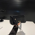 Borsa a spalla nera lucida con dettaglio tracolla annodata e logo dorato fine - Nero