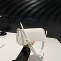 Borsa sottobraccio bianca minimalista con spalline annodate e scritta dorata fashion - Bianco