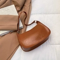 Bolso de hombro marrón tipo media luna con textura de cuero aceitado y hebilla dorada - Marrón