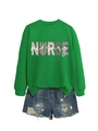 Sudadera verde de enfermera con pantalones cortos de mezclilla desgastados en fondo blanco - S / Sudadera Verde Hierba (Gráfico Blanco)