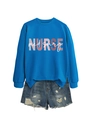 Piatto di felpa blu Nurse Med Surg abbinata a pantaloncini di jeans invecchiati - Felpa Blu Lago (Grafica Bianca)