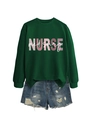 Dettaglio della felpa verde Nurse Med Surg e del set di pantaloncini di jeans blu - Felpa Verde Scuro (Testo Bianco)