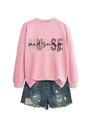 Dettaglio della felpa rosa Nurse med surg abbinata a pantaloncini in denim blu strappati - Felpa Rosa (Testo Nero)