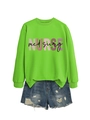 Dettaglio della felpa verde neon Nurse Med Surg con pantaloncini in denim usurati - Felpa Verde Neon (Grafica Nera)