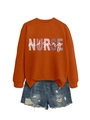Felpa arancione Nurse med surg abbinata a pantaloncini di jeans blu strappati - Felpa Arancione Bruciato (Grafica Bianca)