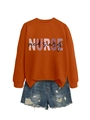 Piatto di una felpa arancione Nurse Med Surg con pantaloncini di jeans blu strappati - Felpa Arancione Bruciato (Grafica Nera)