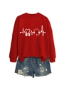 Detail eines roten Sweatshirts mit 911 Herzschlag-Grafik und Denim-Shorts Set - S / Rotes Sweatshirt (Weiße Schrift)
