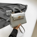 Borsa Kelly argento glitterata con chiusura a rotazione dorata e tracolla sottile - Argento