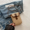 Handgewebte Mini-Handytasche aus Stroh in Beige mit braunem Lederbesatz und Hornverschluss - Khaki