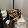 Borsa a tracolla alla moda con stampa leopardata, catena dorata e finiture in pelle - Nero