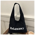 Detailansicht der schwarzen Canvas-Tasche mit Rebawancy-Aufdruck und kleiner Schleife - Schwarz