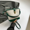 Sac seau bicolore vert et blanc tendance avec texture tressée et fermoir doré chic - Vert