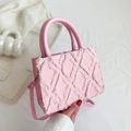 Bolso de mano acolchado rosa con textura de tweed y correa de hombro dorada desmontable - Rosa