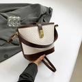Sac seau tissé chic pour femmes avec panneaux beiges et finitions marron foncé - Marron