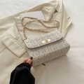 Elegante cremeweiße Tweed-Tasche mit goldener Kette und metallischem Drehverschluss - Weiß