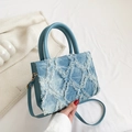 Bolso bandolera de mezclilla azul claro con diseño de rombos deshilachados y asa superior - Azul