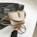 Sac seau tissé chic en beige et kaki avec fermoir doré et bandoulière réglable - Kaki