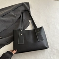 Minimalistische schwarze Shopper-Tasche mit Kontrastnaht und goldenen Nieten - Schwarz