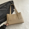 Khaki Shopper Tasche aus mattem Leder mit Nieten und Schultergurt auf weißem Stoff - Khaki