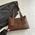 Dunkelbraune minimalistische Shopper-Tasche aus mattem Leder mit weißen Ziernähten - Braun