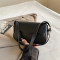 Borsa a tracolla minimalista in pelle opaca nera con eleganti fibbie in metallo oro - Nero