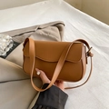 Piccola borsa a tracolla marrone caramello in pelle con patta ondulata e fibbie dorate - Marrone