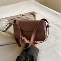 Borsa sottobraccio retrò marrone scuro in ecopelle liscia con patta dal design a onde - Marrone