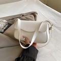 Borsa a tracolla minimalista bianco crema in pelle con dettagli dorati e patta a onde - Bianco